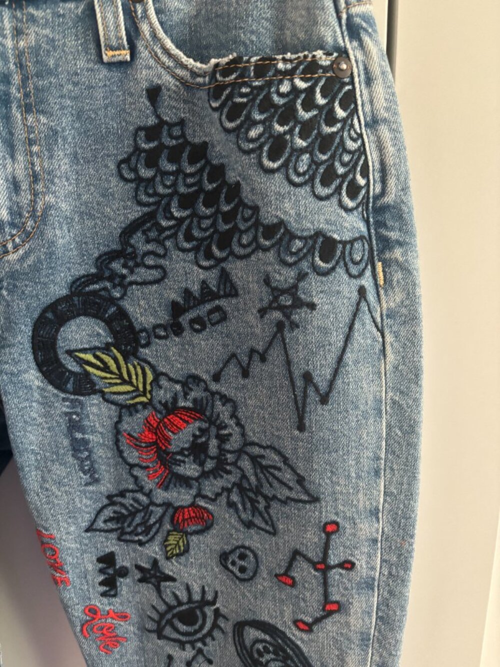AO LA Alice + Olivia Mid Rise Skinny Jeans Embroidered Size 24 (#108) - Picture 2 of 6